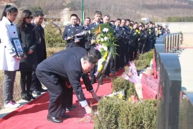 因公牺牲民警王建亚同志落葬观陵山