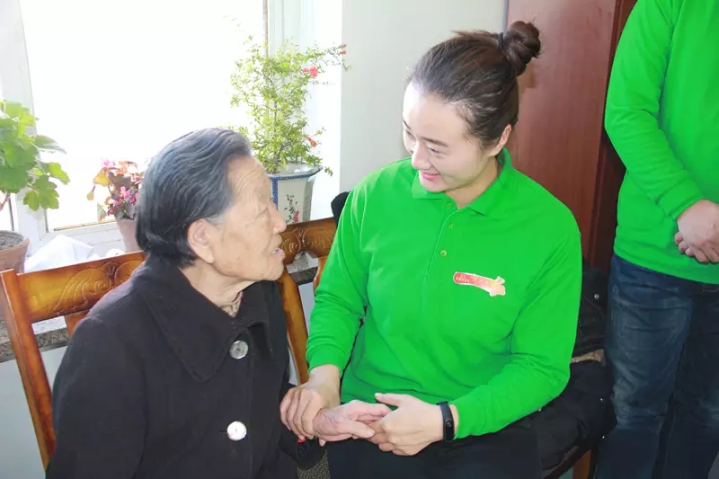 志愿者为老人按摩