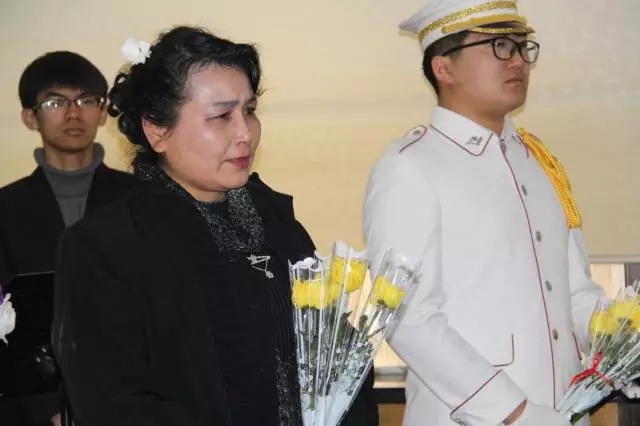 家属代表讲话并敬献鲜花