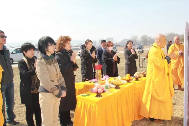 法师为供奉牌位超度念经